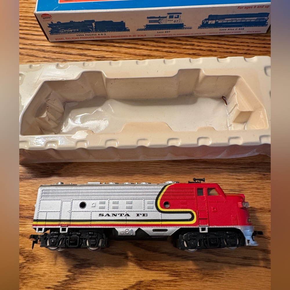 Model Power Santa Fe Toy Train Locomotive HO Scale Model Train In Box Display. - Picture 7 of 14